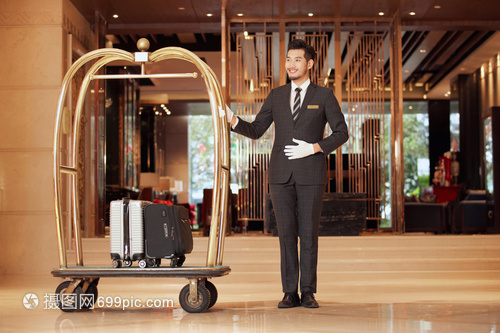 酒店服务员搬运行李服务